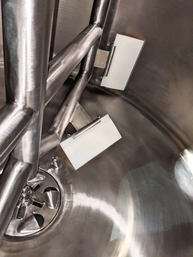 Stainless steel liquefier interior anchor with scrapers